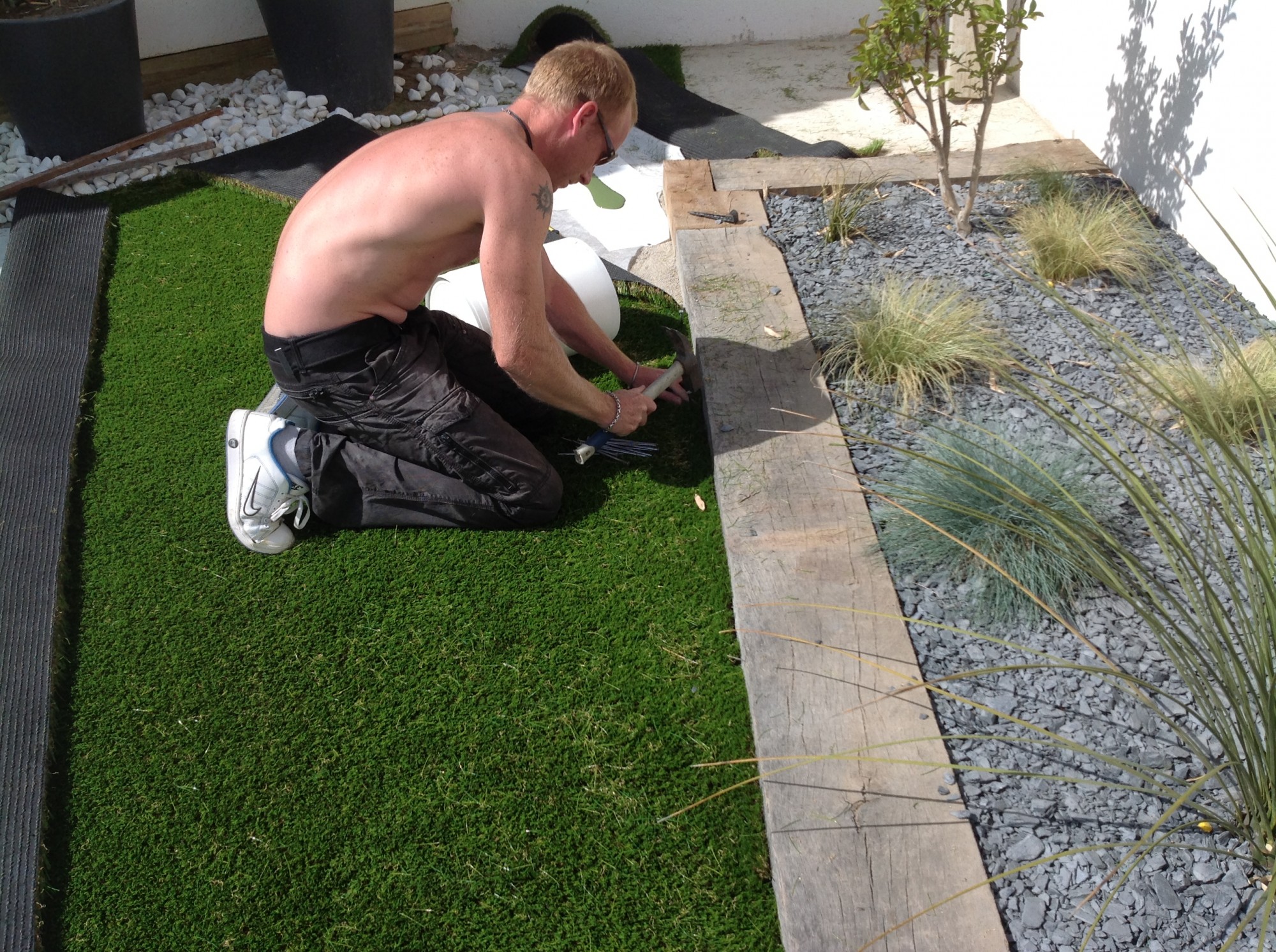 Cloutage du gazon synthétique à Aix en Provence